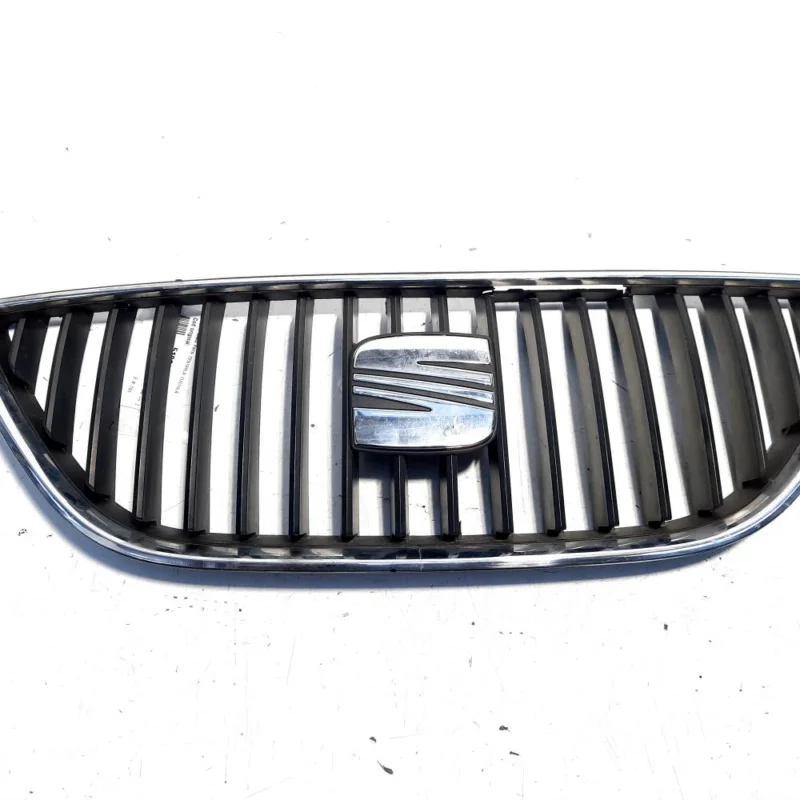 Preț redus Grila bara fata centrala sus cu sigla, Seat Exeo ST (3R5) (id:510397)
