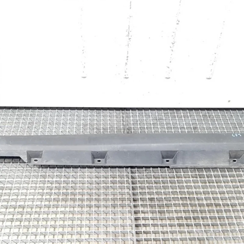 Nu rata Ornament prag dreapta, Ford Focus 3 Turnier BM51-A1055-A